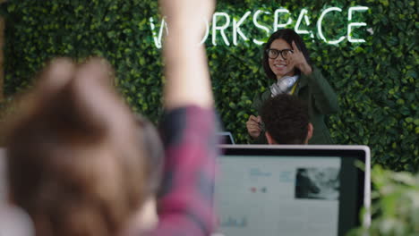 Gente-De-Negocios-Creativa-Reuniéndose-Con-Una-Mujer-Líder-Del-Equipo-Caucásico-Discutiendo-El-Desarrollo-De-Proyectos-De-La-Empresa-Experto-Nerd-Compartiendo-Ideas-Capacitando-A-Los-Empleados-Usando-Una-Computadora-Portátil-En-Un-Espacio-De-Trabajo-De-Oficina-Moderno