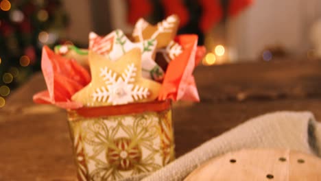 Galletas-De-Jengibre-Navideñas-Sobre-Mesa-De-Madera