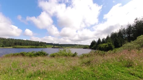 Sonniger-Alwen-Reservoir-Zeitraffer-Schnelle-Wolken,-Die-Von-Links-Nach-Rechts-über-Einen-Riesigen-Blauen-Waldsee-Ziehen