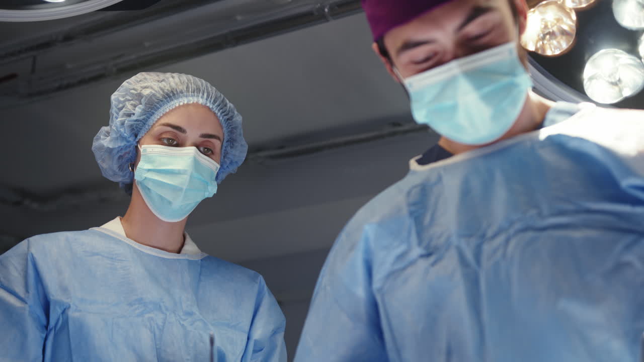 cirujanos que realizan una operación