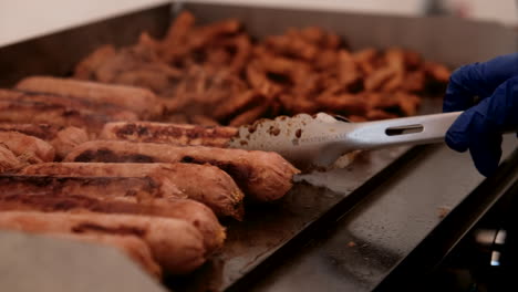 chef fritando salchichas veganas y kebabs en la parrilla en un festival de música