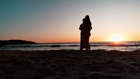 Playa,-Baile-Al-Atardecer-Y-Pareja-Feliz-De-Vacaciones