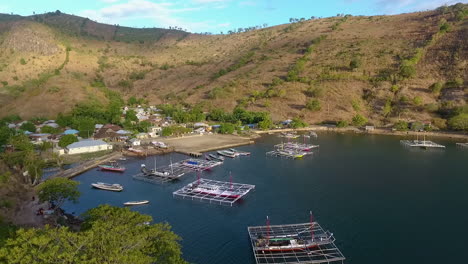 vista aérea de bay bima, indonesia west nusa tenggara, barco de pescadores y pequeña aldea rural en área remota