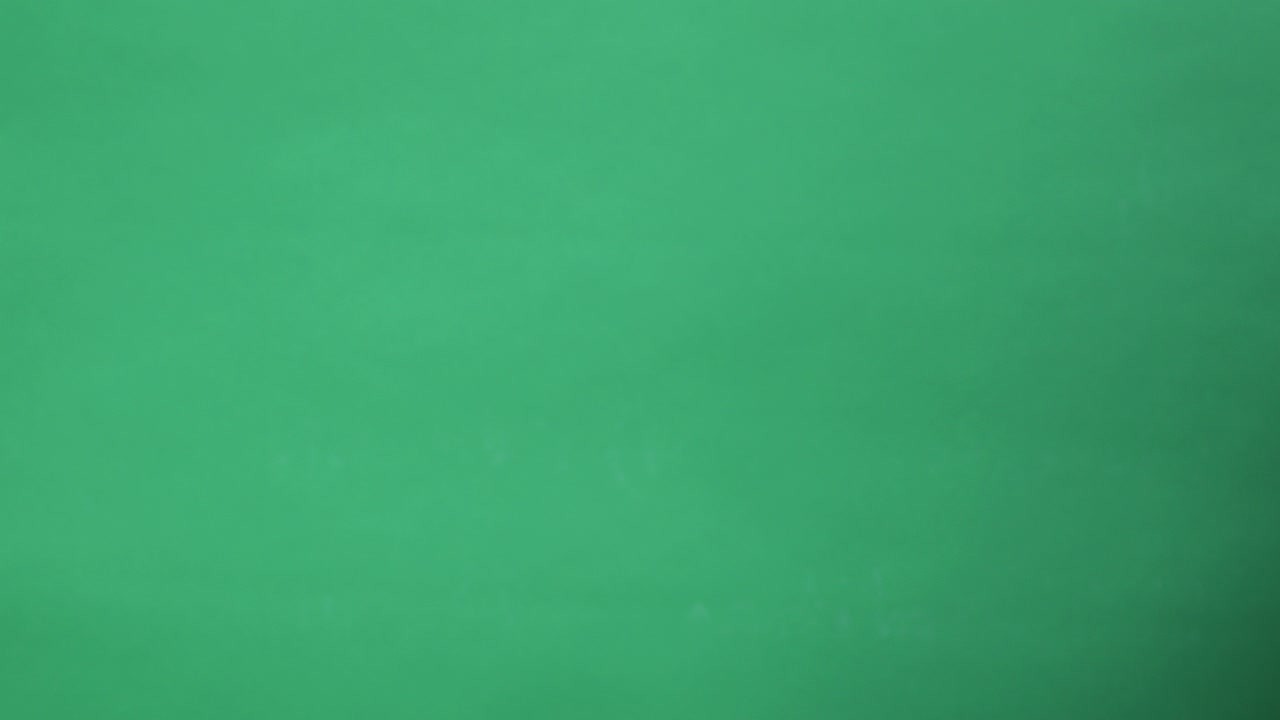 manos haciendo algunas figuras simbólicas en la llave de croma verde