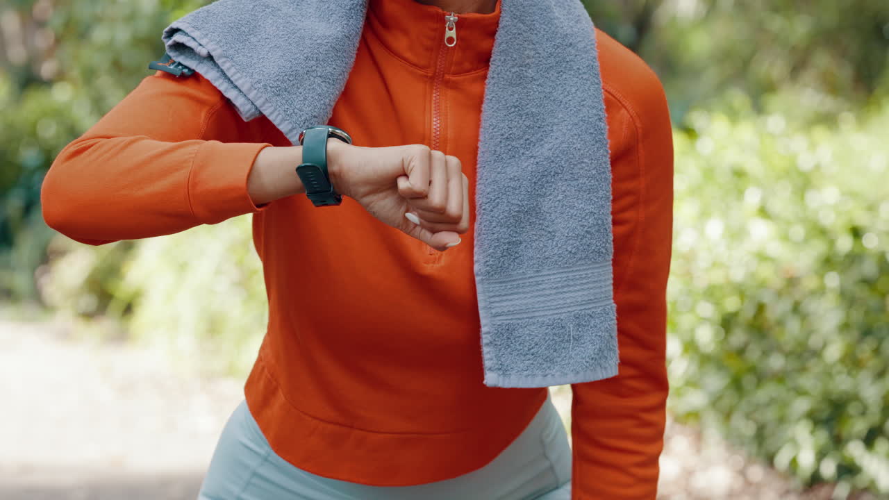 Donna corridore con smartwatch per l'allenamento.