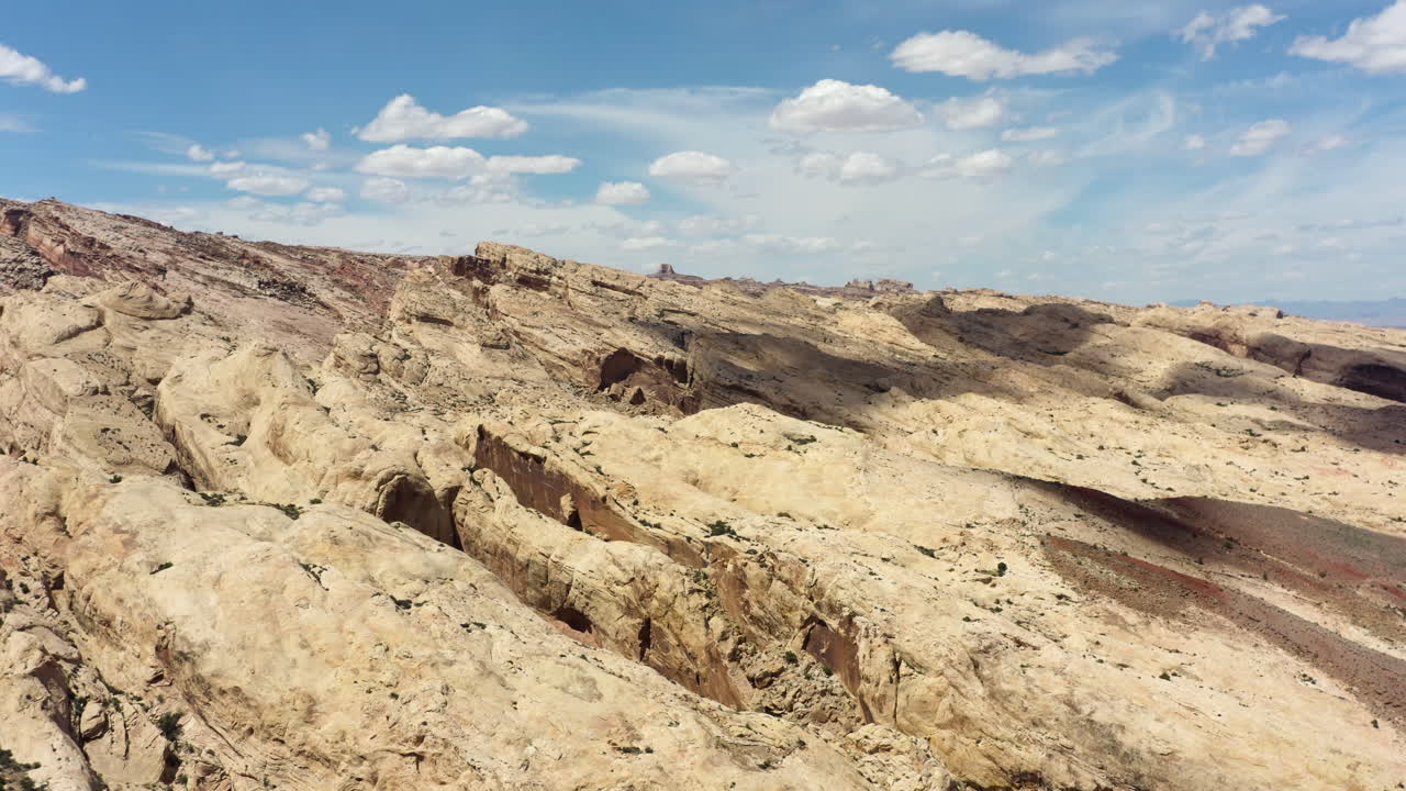 una vista panorámica de las impresionantes formaciones rocosas y el paisaje desértico en el parque nacional joshua tree