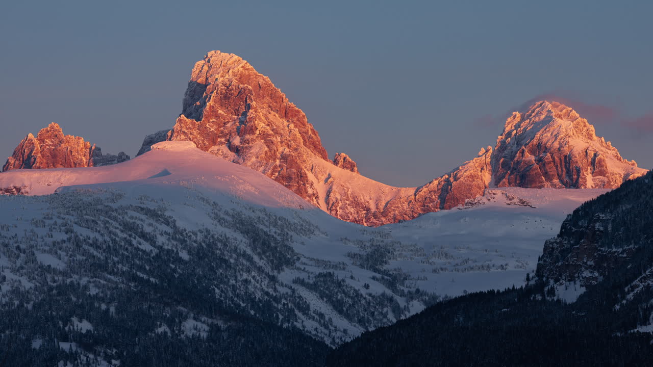 Timelapse della splendida luce del tramonto sulla parete ovest del Grand Teton.