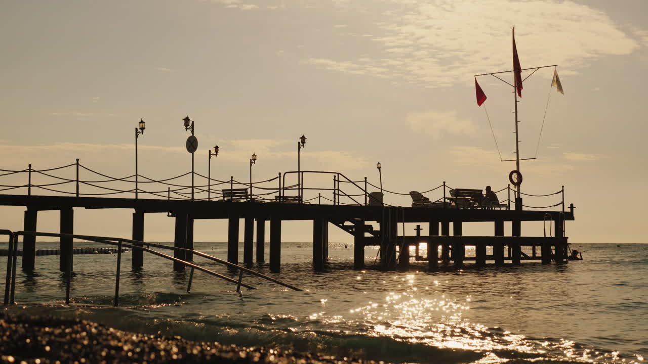 바다 4k 비디오에서 깃대 터키 국기 이른 아침에 터키 해안에 부두
