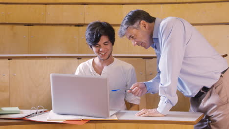 estudiante guapo tomando notas en la computadora