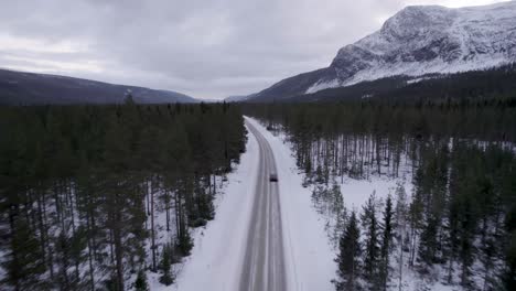 Im-Winter-Durch-Ein-Bergtal-Fahren