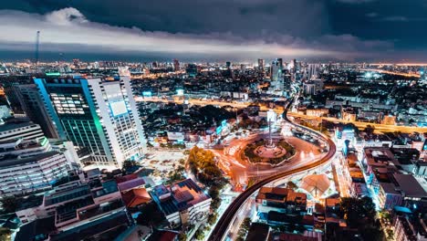 el lapso de tiempo del transporte de tráfico de automóviles en la rotonda del monumento a la victoria en bangkok, tailandia por la noche. vida de la ciudad asiática, punto de referencia de viajes de asia, transporte público o concepto de estilo de vida de los viajeros