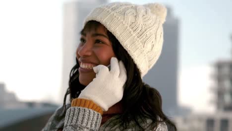 Frau-Benutzt-Ihr-Telefon-An-Einem-Wintertag