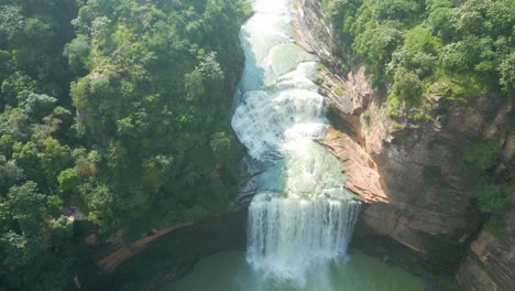 cascada rajdari devdari y la presa latif shah y el lago chandraprabha vista aérea