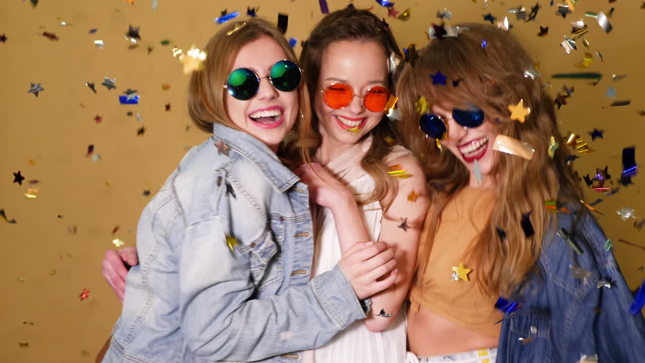 tres amigos felices celebrando