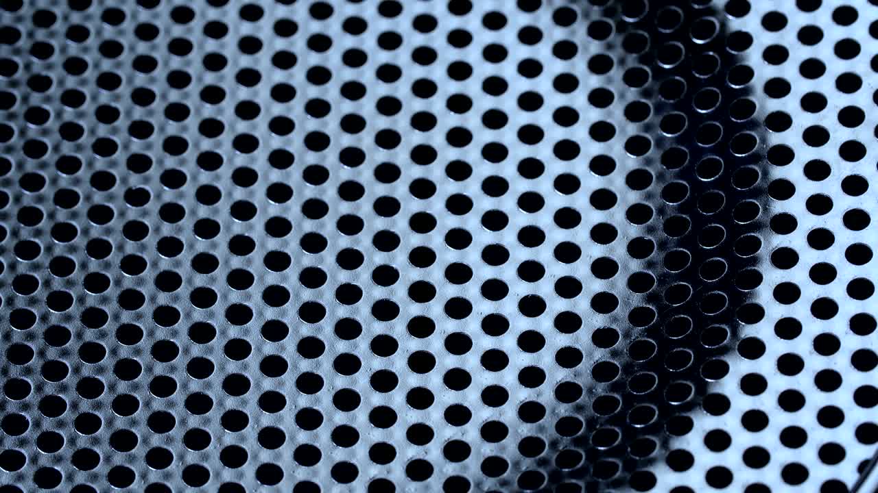 fondo con agujeros perforados.