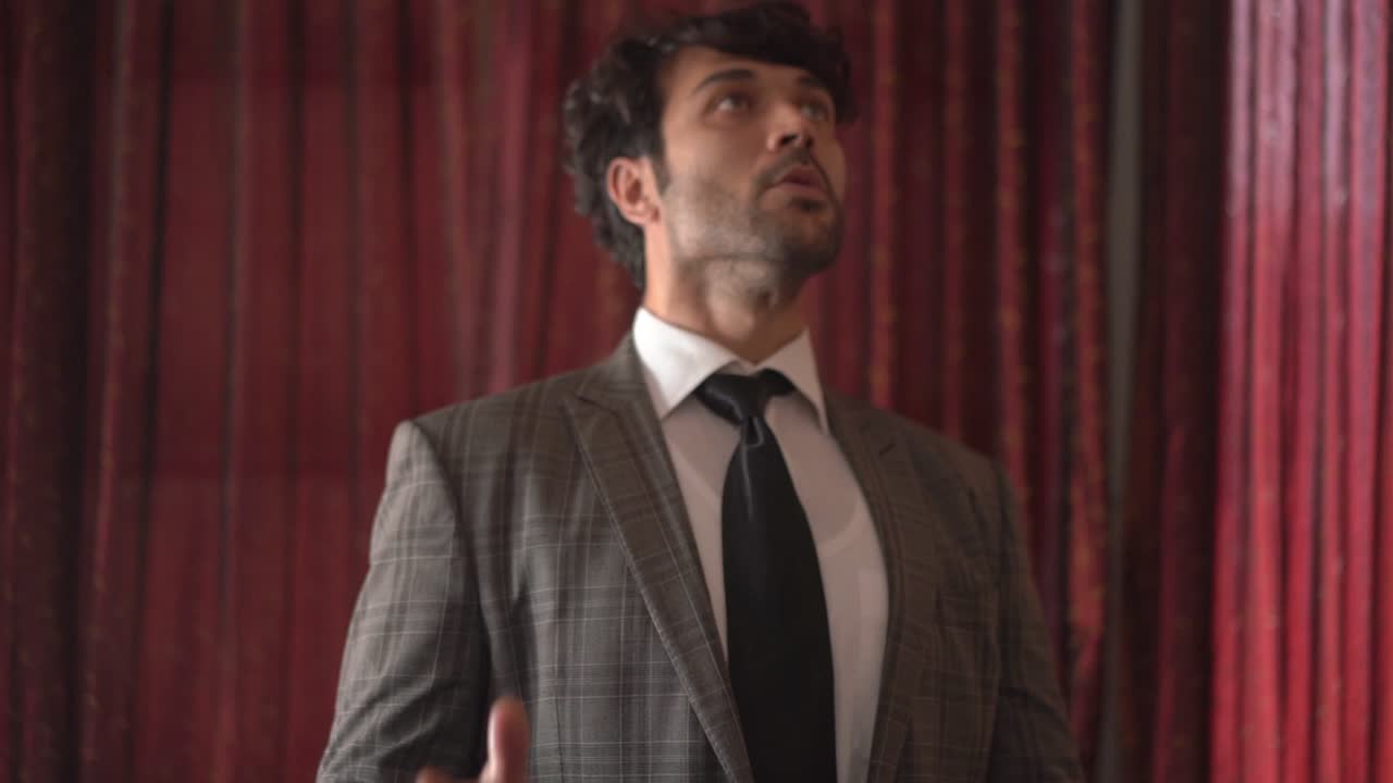 el hombre está bailando como un robot