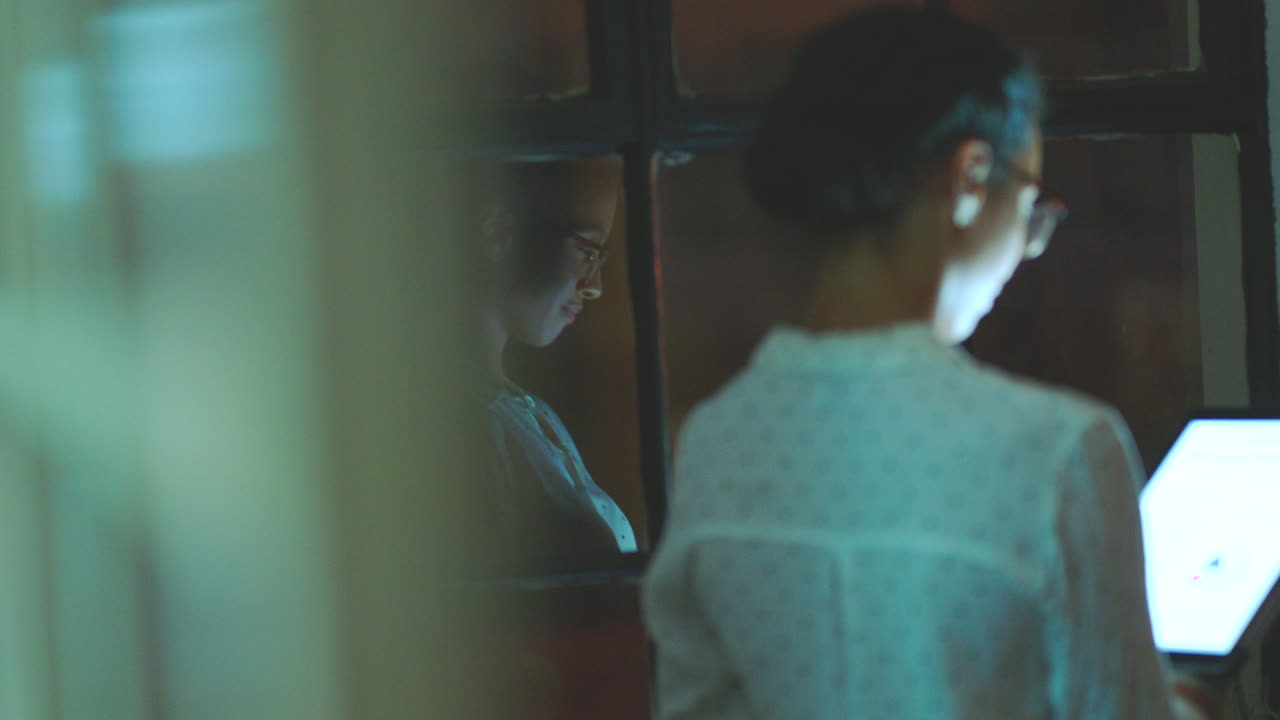 야간 리뷰, 태블릿과 비즈니스 여인