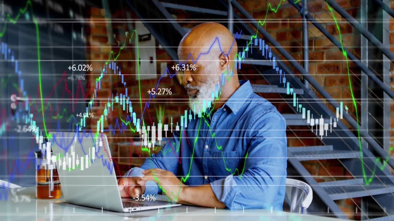 Animering af behandling af finansielle data over afroamerikansk mand, der bruger bærbar computer