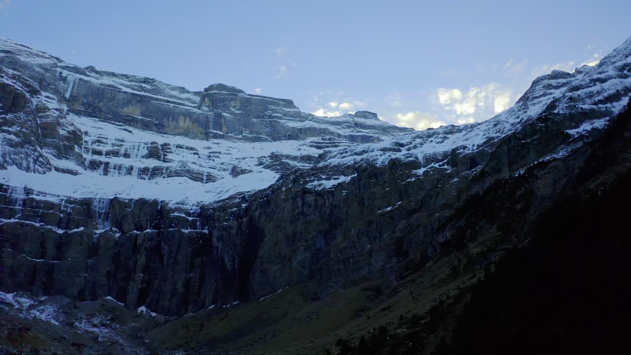 toma de la cima de una montaña grande y vasta con nieve durante el día