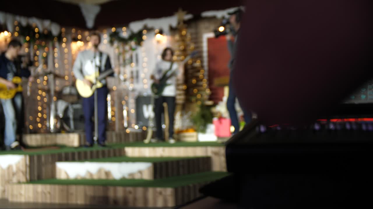 músico actuando con el ingeniero de audio