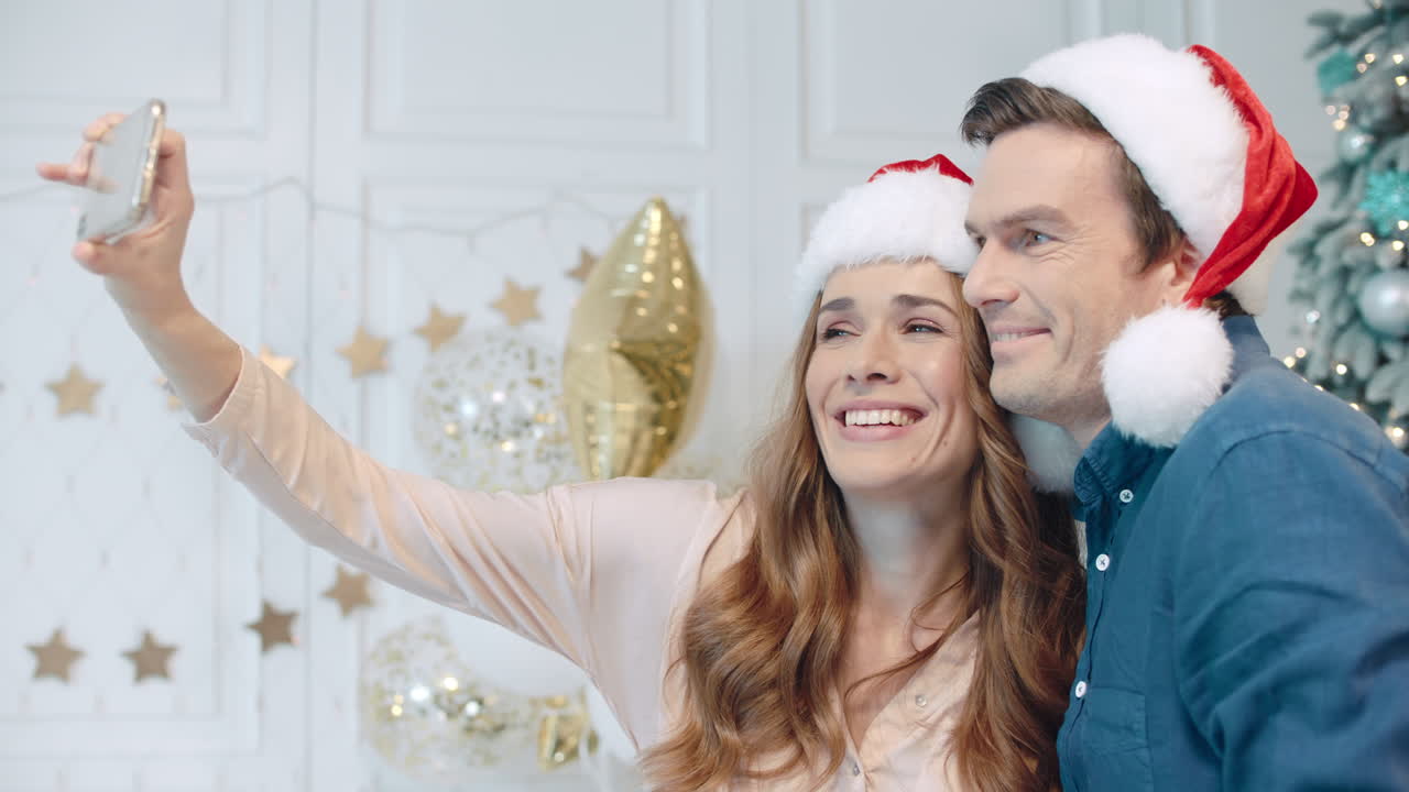 una pareja feliz posando para una foto de año nuevo en una casa de lujo.