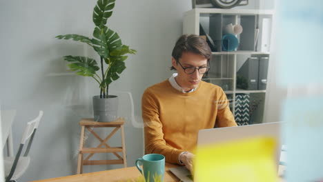 hombre trabajando en una computadora portátil en una oficina moderna