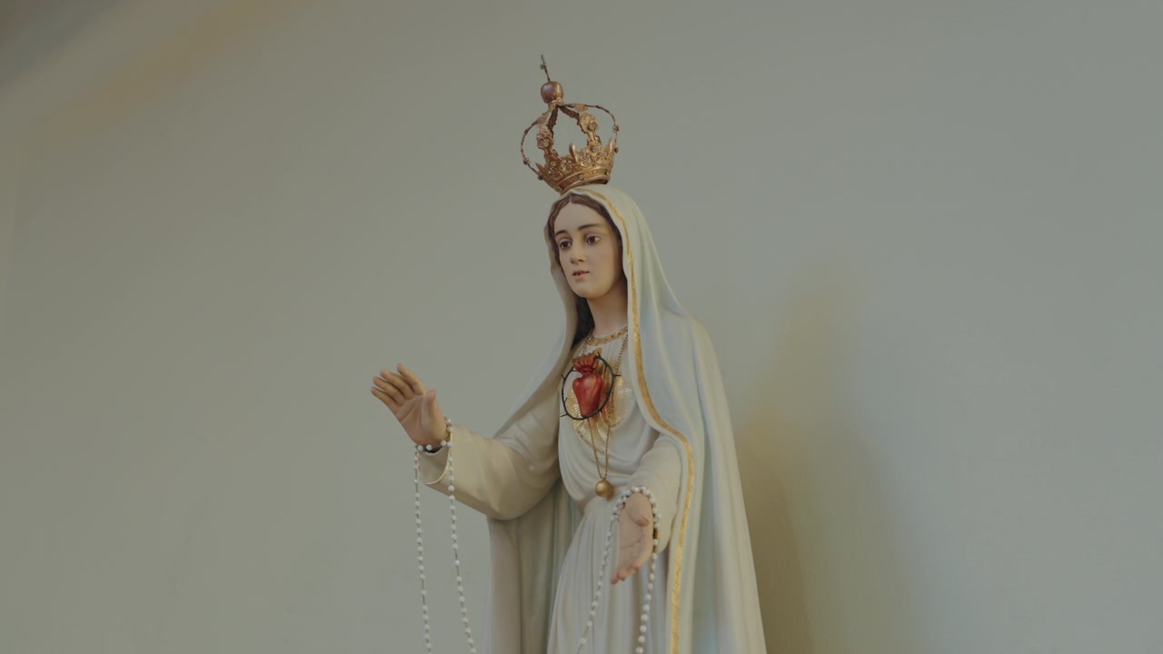 Estátua de Nossa Senhora de Fátima com Coroa Dourada, Rosário e Coração Imaculado em Portugal.