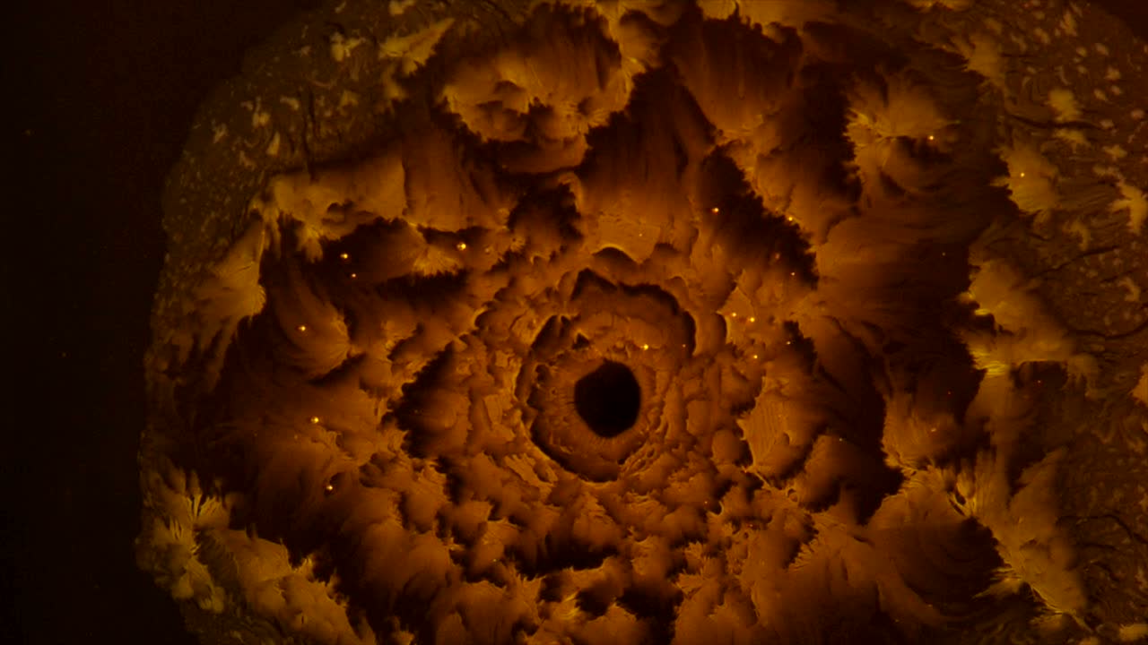 una alcachofa dorada compleja se abre, se abre, se abre un poco mas