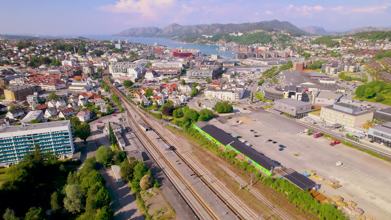 노르웨이의 샌드네스 (sandnes) 의 도시와 피오르드 (fjord) 를 배경으로 하는 기차역의 드론 촬영