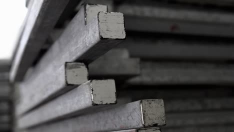 los materiales reciclables de metal están ordenadamente dispuestos. la apariencia es antigua. la inclinación es de arriba hacia abajo.