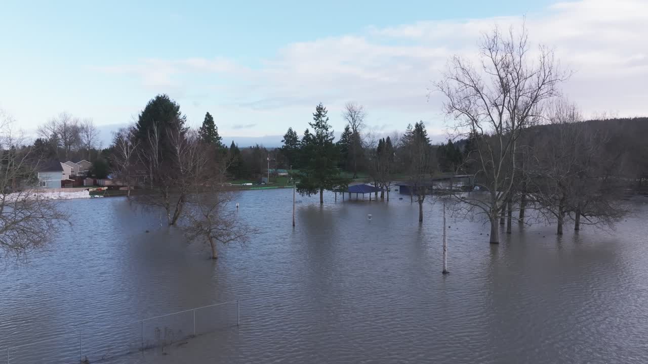 Inondazioni catastrofiche dopo il cedimento degli argini vicino al Pacific City Park nello Stato di Washington, Stati Uniti. Scatto aereo