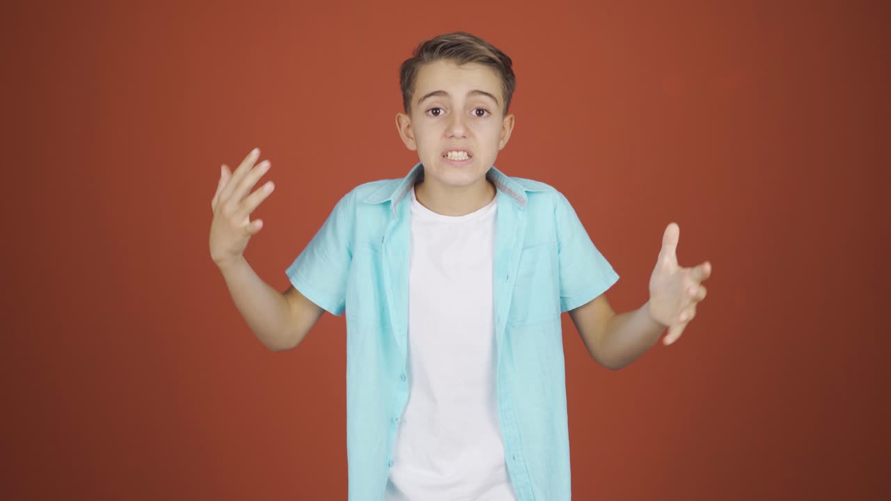 카메라 앞에서 신경 ⁇ 약을 겪는 소년.