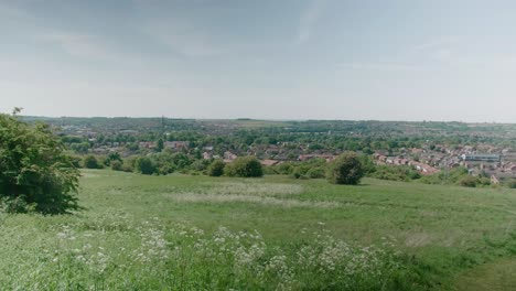 Grantham-Town-Lincolnshire-Uk-Ost-Midlands-Erntefelder-Blick-In-Die-Ferne-Der-Stadt-Sommertag-Wind-Weht-Gras-Und-Bäume-Und-Kulturen-Hoher-Aussichtspunkt-Häuser-In-Sicht-Und-St.-Wulfram&#39;s-Kirche