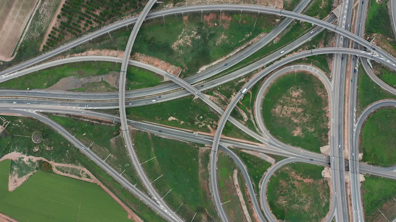 항공 드론 억양 큰 도로 교차로 고속도로에서 높은 고도, 현대 도시 교통 자동차 이동