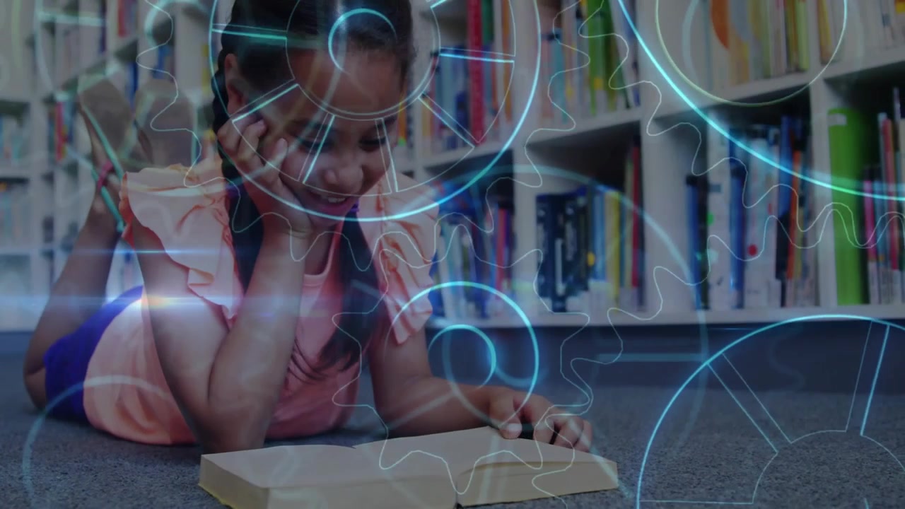 Menina deitada no chão da biblioteca lendo livro, engrenagens holográficas girando ao redor aprimorando o aprendizado