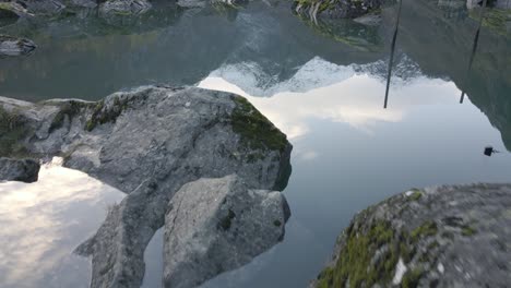 Reveal-cinematic-view-of-snowy-mountain-range-in-Scandinavia,-dolly-forward-tilt-up