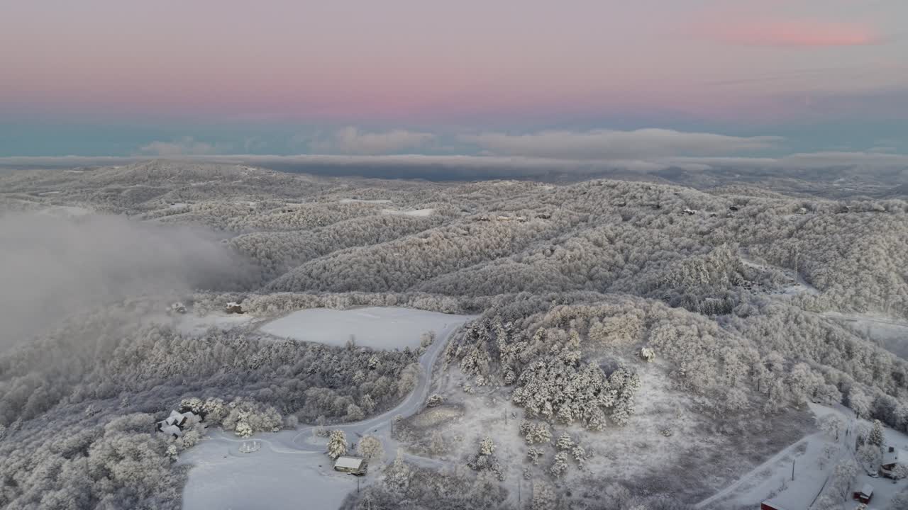vista aérea de las tierras altas tras una tormenta de nieve cerca de Boone y Blowing Rock, Carolina del Norte