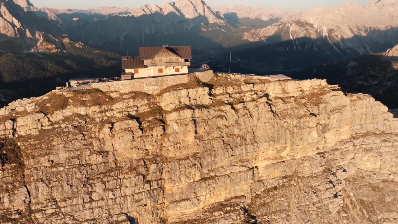 İtalya'nın Dolomitler bölgesinde gün doğumu sırasında dağ zirvelerinin hava görüntüsü.