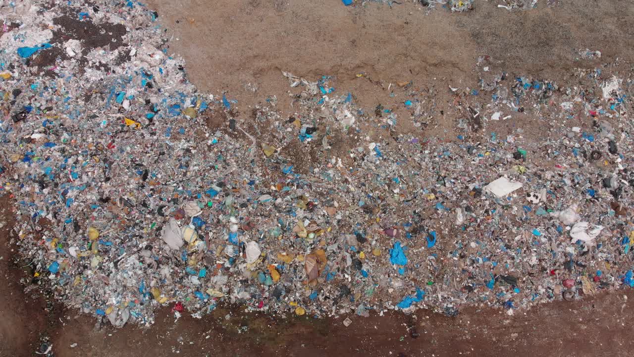 대규모 쓰레기 매립지 위로 공중 이륙