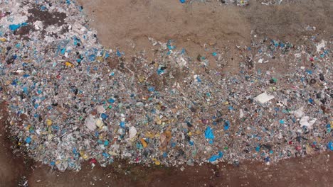elevación aérea estableciendo tiro sobre un gran vertedero de basura