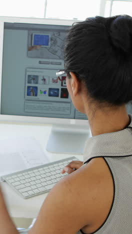 encantadora joven mujer de negocios trabajando en su computadora
