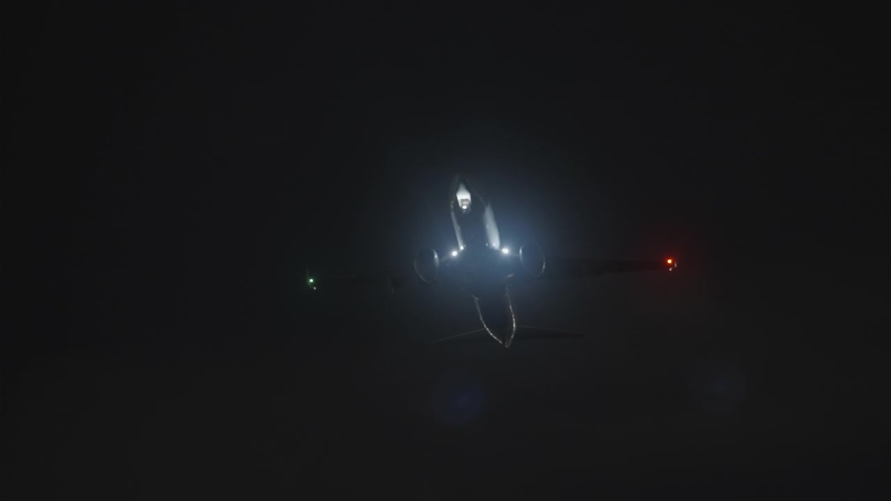 Fly letter op i en mørk nattehimmel