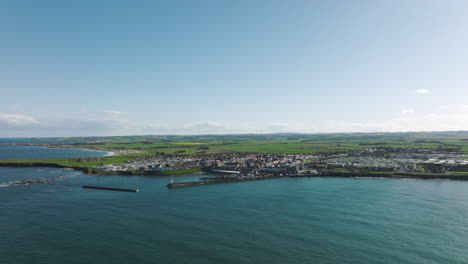 Órbita-Lenta-De-4k-Del-Puerto-De-Seahouses,-Reino-Unido-En-Una-Tarde-Soleada