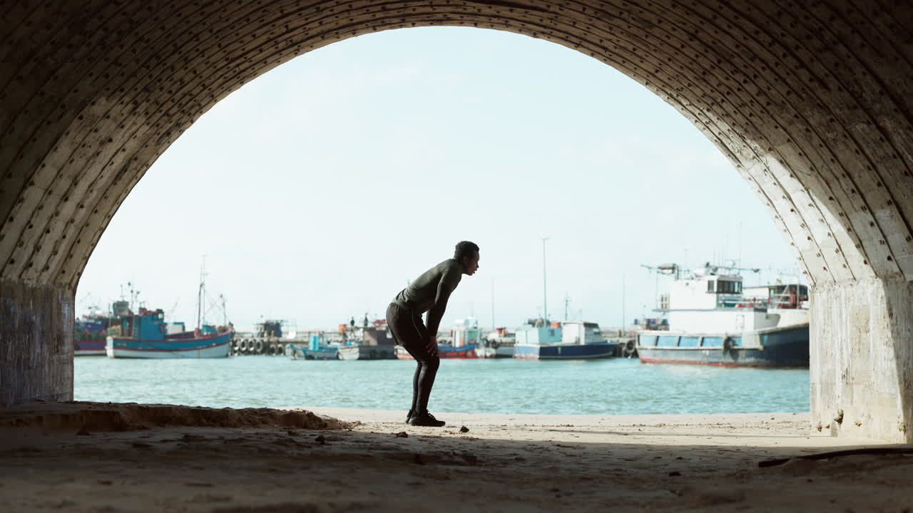 correr, acondicionamiento físico y descanso del hombre en un túnel por el mar
