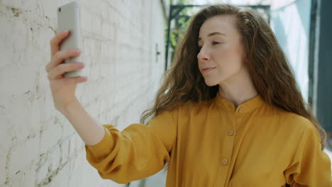 mujer tomando una selfie al aire libre