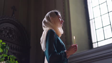 mujer en la iglesia