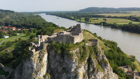 Cinemática-Reveladora-Toma-De-Dron-Del-Castillo-De-Hrad-Devin-Con-Río