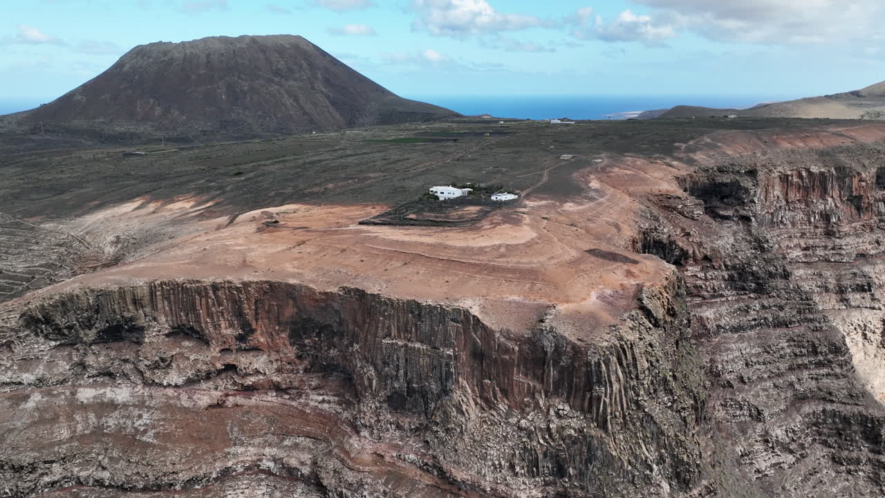 la finca está construida en la montaña más alta en mirador del río y tiene una bonita vista al océano y al volcán la corona en la parte de atrás.