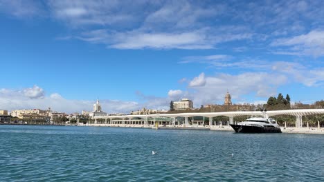 Paseo-Marítimo-De-Málaga-A-Pie-Del-Puerto-Deportivo-Con-Crucero-De-Lujo-Estacionado-Atracado-En-España