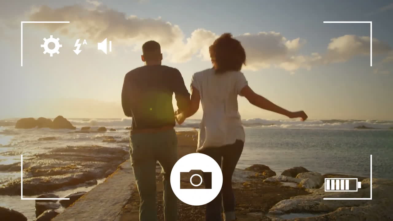 tomando fotos de una pareja con una cámara digital